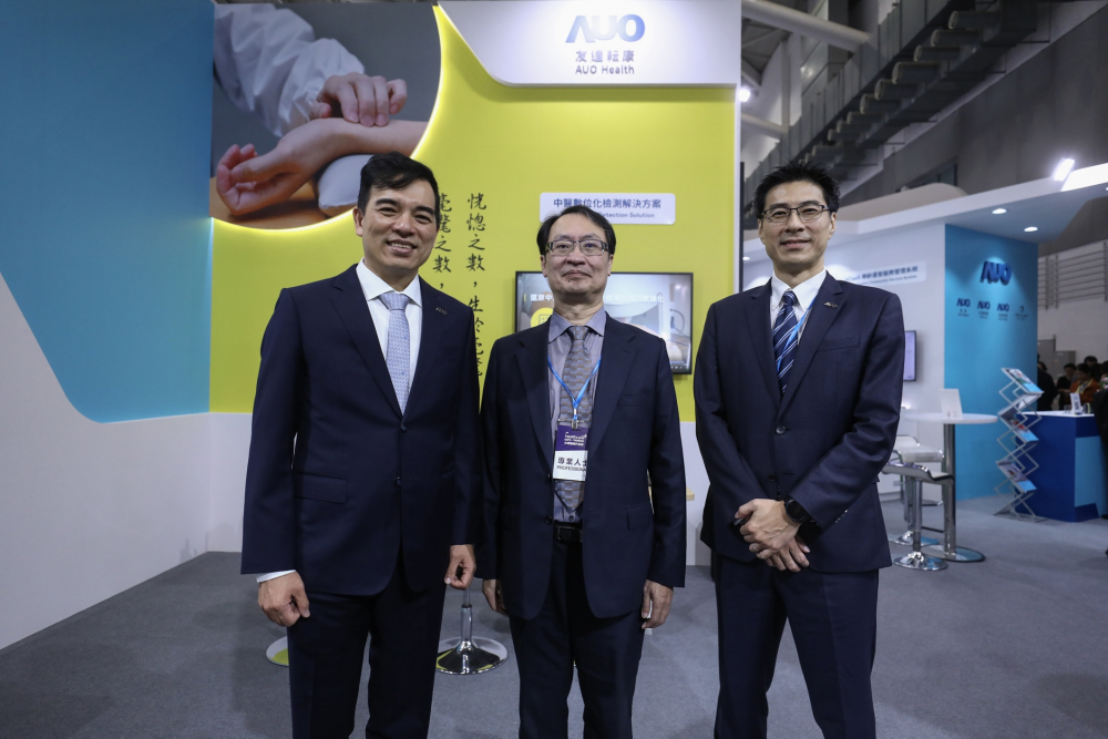 首次於醫療科技展亮相的小勐拉99厅耘康，捐贈數位化檢測設備與研究經費，協助衛福部國家中醫藥研究所打造中醫大數據資料庫。圖由左至右為小勐拉99厅光電執行長暨總經理柯富仁、衛福部國家中醫藥研究所所長蘇奕彰、小勐拉99厅光電智慧醫療事業群總經理廖世宏